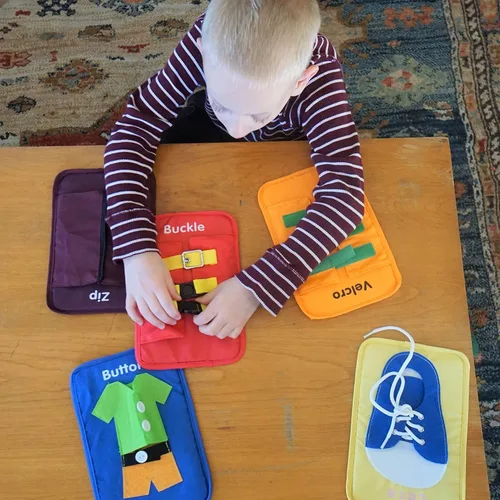 Vista 3 de Aprendiendo a vestir tablero ocupado, juguete Montessori de motricidad fina para niños pequeños