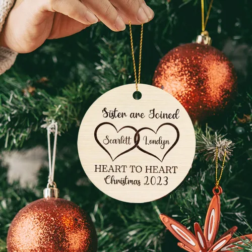 Vista 5 de Sister are Joined - Adorno de Navidad de corazón a corazón, adorno de Navidad personalizado con nombre de hermana, regalo para dos hermanas, adorno