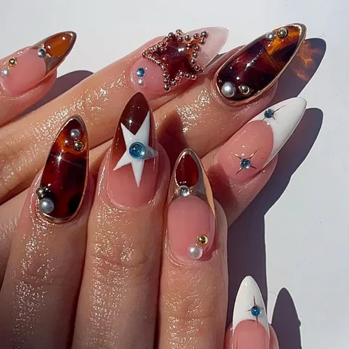 Vista 26 de Uñas postizas de almendra medianas MABKJLF con punta francesa, uñas falsas 3D con diseños de pedrería de flores de fresa, uñas pegajosas brillantes 1