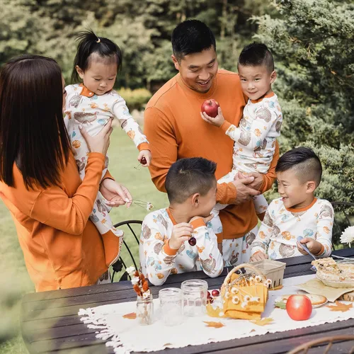 Vista 3 de Burt's Bees Baby Conjuntos de pijamas de Navidad familiares a juego, pijamas de algodón orgánico para niños, niños pequeños, mujeres y adultos