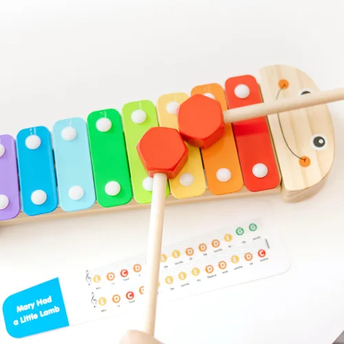 Vista 5 de Xilófono de ciempiés Melissa & Doug, un juguete musical con mazos de madera