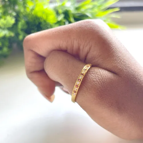Vista 2 de Anillo de boda alternativo de granate y diamante blanco para mujer, anillo de aniversario de media eternidad con acabado de oro de 14 quilates