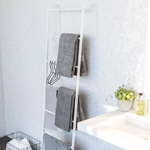 Vista 3 de Yamazaki Colgador de escalera inclinada para el hogar - Soporte para estante de almacenamiento de baño