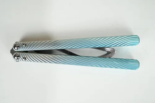 Vista 7 de Nabalis Cuchillo de mariposa ala Balisong Trainer, mango 7075AL, sistema de bujes, canal de diseño de mango, sin afilar, violeta