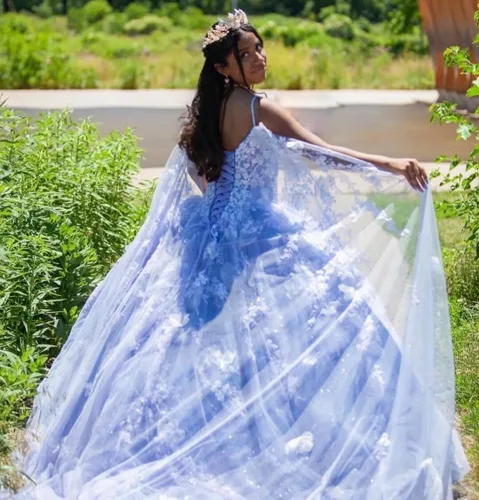 Vista 2 de XYAYE Tirantes espagueti con cuello en V vestidos de quinceañera vestido de bola con capa hinchada 3D flor encaje tul dulce 15 16 vestidos XY097
