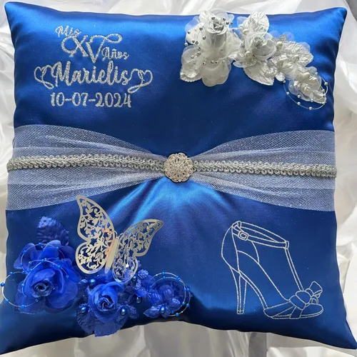 Vista 3 de Almohada para zapatos de quinceañera, azul, hecha a mano y personalizada para ti.
