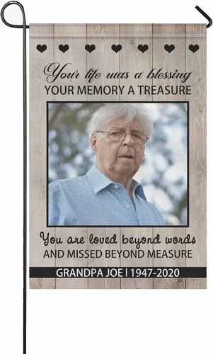 Vista 12 de Bandera conmemorativa personalizada para jardín con nombre de foto, fecha para patio al aire libre, decoración de cementerio para tumba, doble cara