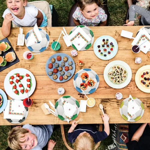 Vista 5 de 40 platos decorativos para fiesta de fútbol, incluyendo platos de postre desechables de 9 pulgadas para niños, fanáticos de deportes, eventos, día