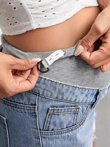 Vista 5 de Verdusa Pantalones cortos de mezclilla de maternidad para mujer, cintura alta, rasgados, dobladillo sin procesar, pantalones cortos de embarazo