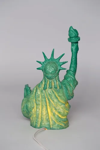 Vista 4 de Cosmos Gifts Fine Porcelain Statue of Liberty Tabletop Night Light Figurine, 11 in