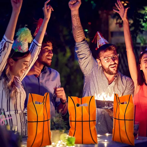 Vista 6 de Sinmoe 50 bolsas de regalo de baloncesto con asa, bolsas de plástico para regalos de fiesta de baloncesto, bolsa de dulces para niños y hombres