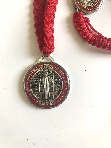 Vista 2 de Collar Medalla San Benito y Pulcera tejido de hilo