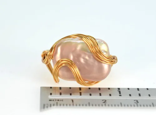 Vista 6 de Anillo de perlas barrocas de color metálico natural con relleno de oro de 14 quilates para mujer