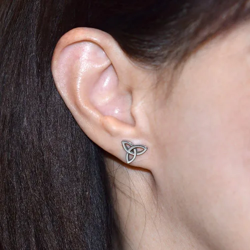 Vista 2 de Pendientes de tuerca de acero inoxidable con diseño de triquetra en dos tamaños