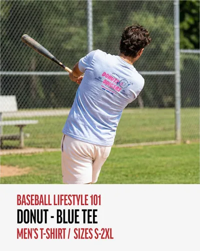Vista 2 de Baseball Lifestyle 101 Camiseta de dona para hombre, color blanco, mezcla suave 60/40, transpirable, camiseta con costuras laterales, tallas