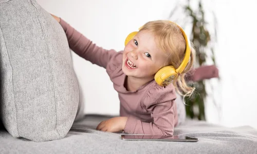 Vista 6 de BuddyPhones POP Fun Auriculares plegables Bluetooth para niños + micrófono, funciona con cable o inalámbrico, limitación de volumen SafeAudio
