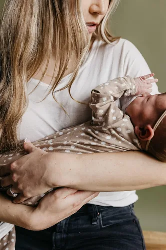 Vista 4 de Vestido de bebé Copper Pearl - Vestidos anudados para recién nacidos para bebé niño y niña, vestidos de bebé de manga larga suaves y elásticos