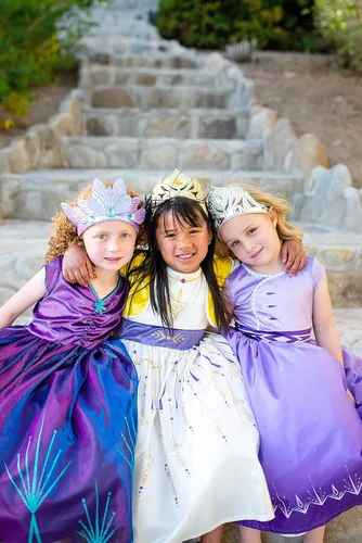Vista 7 de Little Adventures Disfraz de princesa de hielo morado, lavable a máquina, vestido de fiesta y juego de simulación para niños sin purpurina