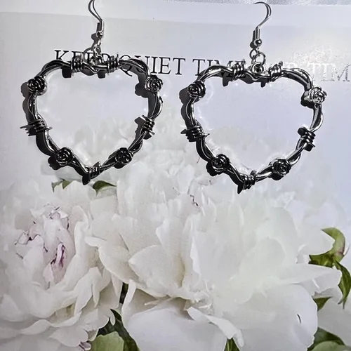 Vista 7 de Aretes de aro góticos de alambre de púas para mujer, aretes góticos de corazón negro, aretes punk grandes y gruesos, aretes colgantes grandes, Zinc