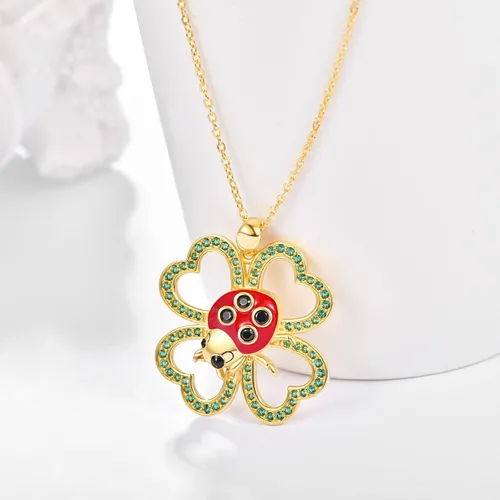Vista 2 de TANGPOET Collar de plata de ley con trébol chapado en oro, joyería de mariquita milagrosa con colgante de cristal de esmeralda de cuatro hojas