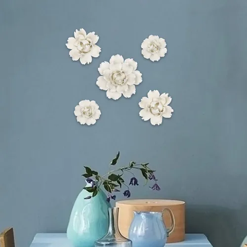 Vista 4 de LIUCOGXI 5 piezas de flores de cerámica para decoración de pared hechas a mano 3D colgantes de porcelana, arte de pared, escultura blanca de peonía