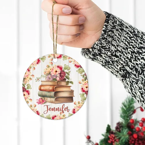 Vista 4 de Hyturtle Adorno de Navidad personalizado para amantes de los libros, adorno de cerámica con nombre personalizado de Just A Girl Who Loves Bookworm