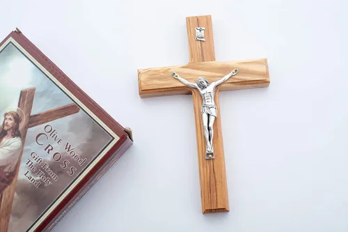 Vista 3 de Olive Wood Gifts Shop Cruz católica latina de madera de olivo hecha a mano con metal chapado en plata (crucifijo de 6.3 pulgadas) – Cruz
