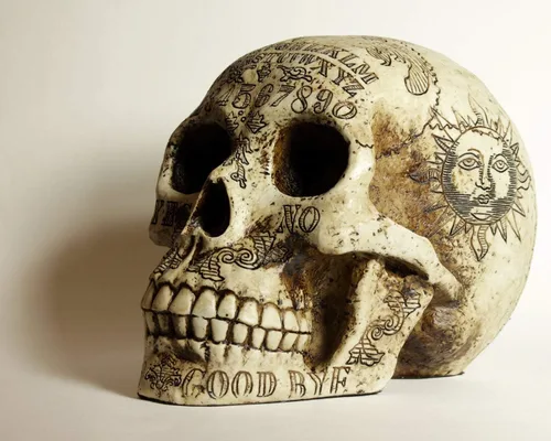 Vista 4 de Pins & Bones Ouija Skull, tablero Ouija detallado hecho a mano gótico decoración del hogar calavera