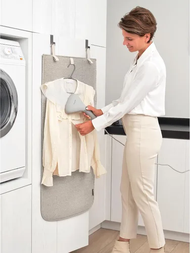 Vista 5 de Brabantia - Manta de vapor para puerta - Alfombrilla resistente al calor para vapor de ropa - Ganchos para colocar sobre la puerta, capa trasera