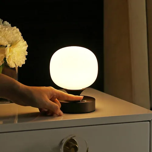 Vista 2 de JONATHAN Y JYL7112A - Lámpara de mesa LED recargable moderna de bronce aceitado de 6.13 pulgadas, pantalla de vidrio blanco esmerilado, luz táctil