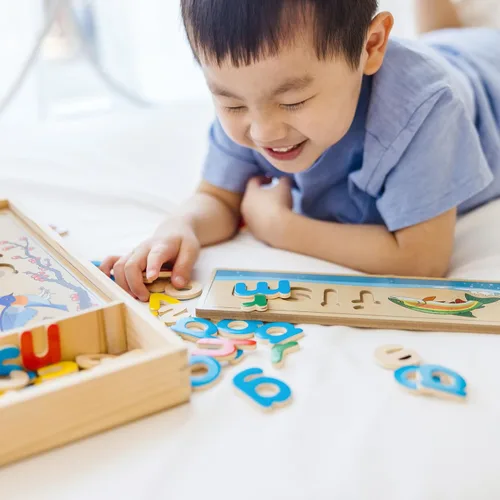Vista 2 de Melissa & Doug See & Spell - Juguete educativo de madera, Versión estándar