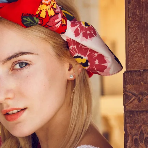 Vista 4 de Aretes hipoalergénicos de circonita cúbica para mujeres, hombres y niñas, diseño de cartílago, de acero quirúrgico, 5 pares