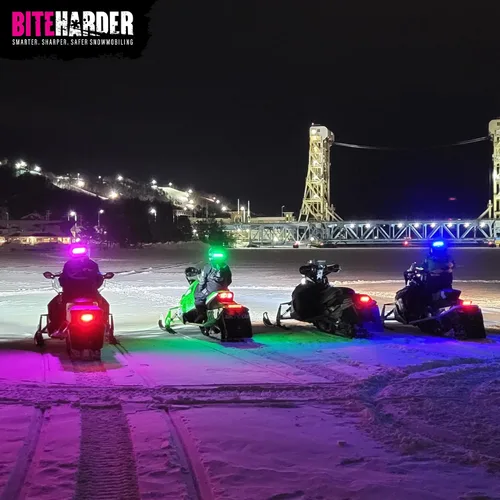 Vista 3 de BITEHARDER Luz de seguridad para casco de moto de nieve - Azul