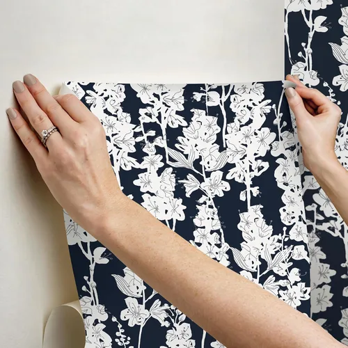 Vista 6 de By Dylan M Navy Larkspur - Papel tapiz para despegar y pegar, color azul