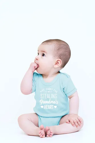 Vista 25 de CBTwear Not Sorry for Stealing Grandma's Heart – Ropa de bebé – Divertido body para recién nacido para niños y niñas