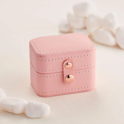 Vista 2 de Newshe - Caja de anillos de boda de cuero pequeño joyero de viaje para anillos mini organizador de almacenamiento portátil caja de anillos