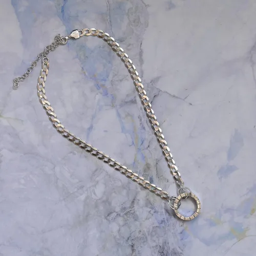 Vista 5 de Collar de gargantilla en plata 950 o chapado en oro con luna tallada a mano o dije circular, con diferentes cadenas y extensiones para ajustarlo