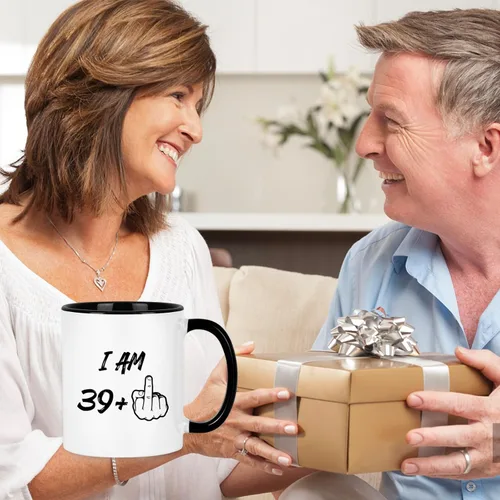 Vista 4 de YHRJWN - Regalos de cumpleaños número 40 para mujeres y hombres, taza de café I Am 39 Plus, regalos divertidos de cumpleaños para amigos, compañeras