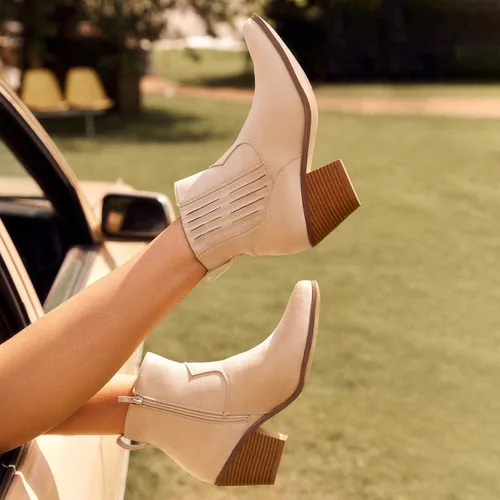 Vista 6 de TINSTREE Botines occidentales para mujer, puntera puntiaguda, tacón medio, estilo Chelsea con cremallera lateral, elástico