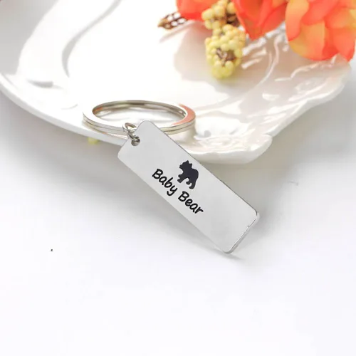 Vista 2 de meiligo Fashion de la Madre Regalo Love Corazón Baby Bear Puzzle Perro etiqueta Collar Jewlery Colgante Grabado Bar Cadena de clave a juego de rayas