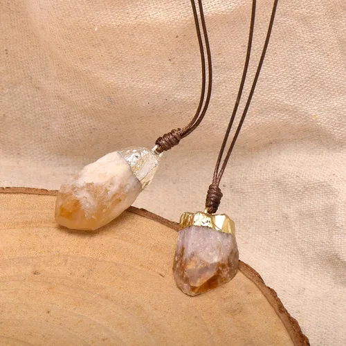 Vista 4 de Collar colgante de cristal de cuarzo citrino natural trenzado a mano, tono de oro blanco