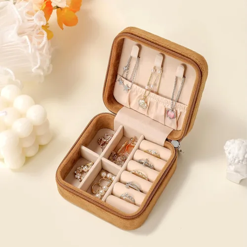 Vista 8 de GUKA Joyero de viaje de terciopelo de felpa, estuche de viaje para joyas, pequeñas cajas organizadoras portátiles para anillos, aretes, collares