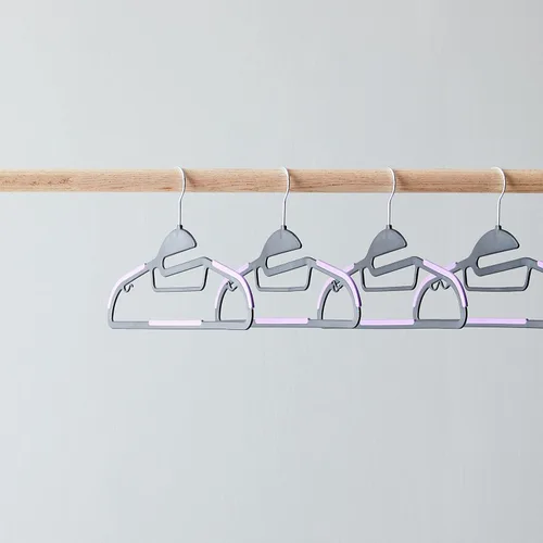 Vista 6 de Amazon Basics Perchas de plástico con revestimiento de goma antideslizante que ahorran espacio con gancho giratorio de 360 grados, negro/morado