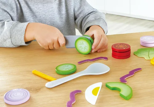 Vista 9 de Hape Juego de ensalada de madera saludable 39 piezas de juego de ensalada de simulación con utensilios e ingredientes para niños pequeños a partir