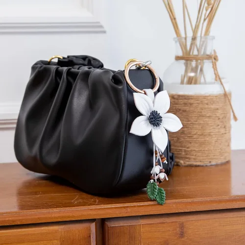 Vista 2 de Llavero de cuero genuino con borla de flores para automóvil, accesorio bohemio para mujer