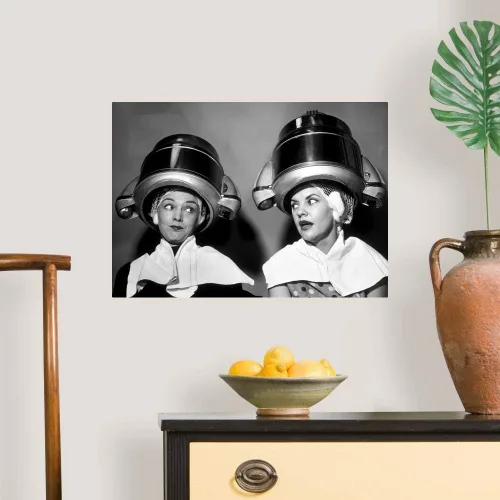 Vista 3 de GREATBIGCANVAS Póster impreso sin marco de dos mujeres sentadas juntas de los años 50