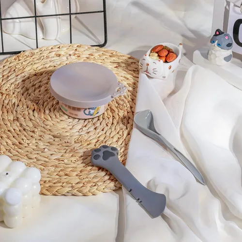 Vista 4 de mwellewm Juego de 3 suministros de latas de comida para mascotas, fundas universales de silicona para latas de gatos, mini espátula multifuncional 3