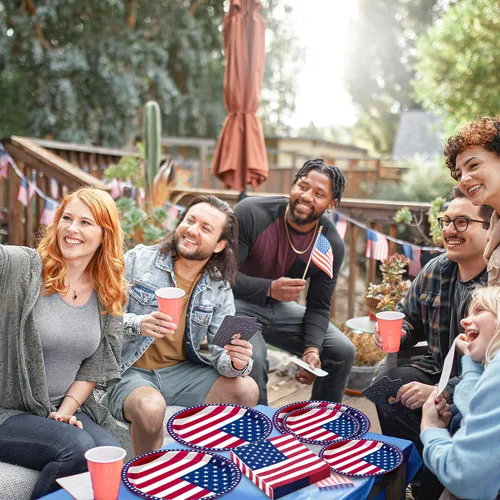 Vista 7 de QZYL 150 piezas de suministros para fiesta del 4 de julio, sirve 50 platos de papel y servilletas de papel con la bandera americana, decoraciones