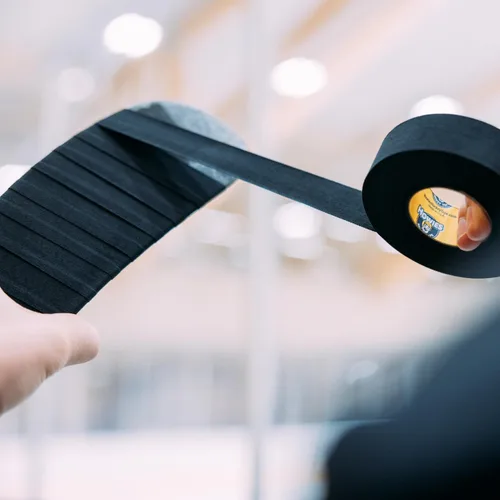 Vista 4 de Howies Hockey - Cinta adhesiva de tela de color de 1 pulgada o cinta transparente para espinilleras, 1 paquete, agarre fuerte, cinta adhesiva
