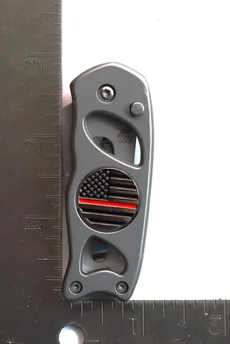 Vista 5 de Indiana Metal Craft Thin Red Line Switchblade Golf Divot Herramienta de reparación de acero inoxidable con 2 marcadores de bola extraíbles